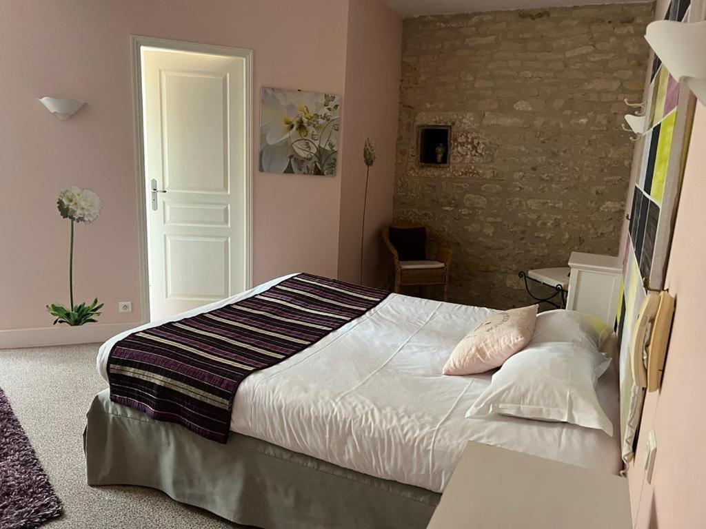 Le Grand Monarque Donzy Hotel Bagian luar foto
