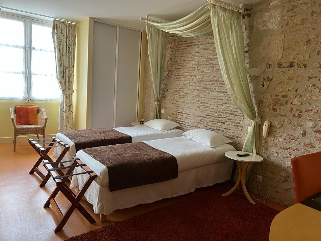 Le Grand Monarque Donzy Hotel Bagian luar foto