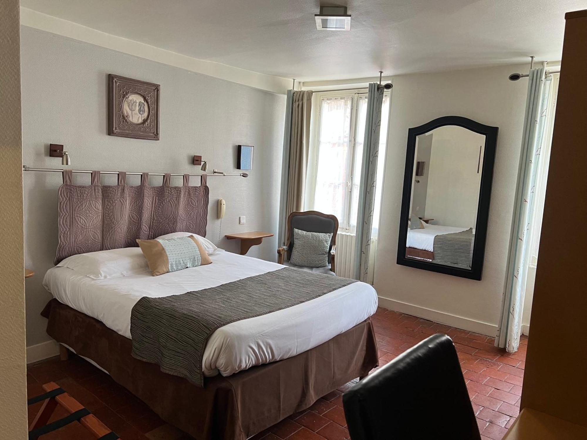 Le Grand Monarque Donzy Hotel Bagian luar foto