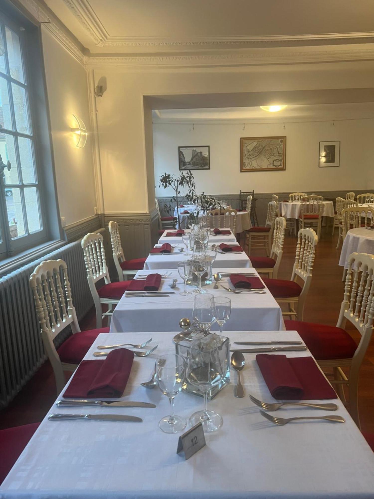Le Grand Monarque Donzy Hotel Bagian luar foto